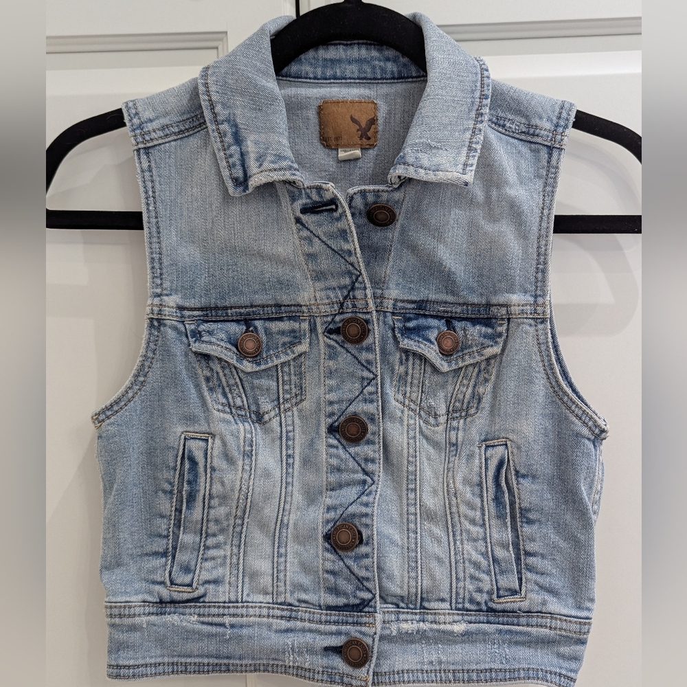 2/$35 American Eagle Denim Vest XS Light Wash Button Front Classic Jean Vest